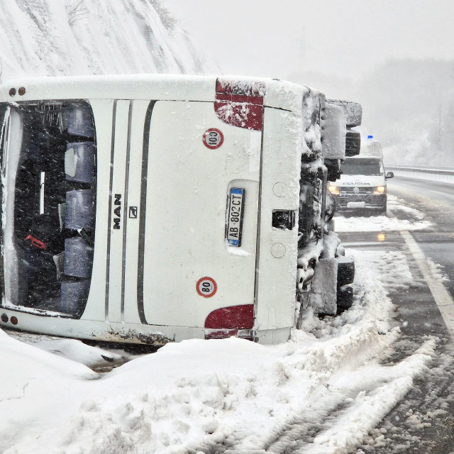 &lt;p&gt;Brinje, 260223.&lt;br&gt;
Jedna osoba smrtno je stradal u prevrtanju autobusa na autocesti A1 izmedju Ogulina i Brinja.&lt;br&gt;