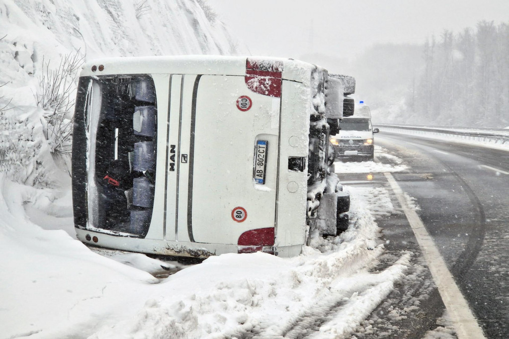 &lt;p&gt;Brinje, 260223.&lt;br&gt;
Jedna osoba smrtno je stradal u prevrtanju autobusa na autocesti A1 izmedju Ogulina i Brinja.&lt;br&gt;
