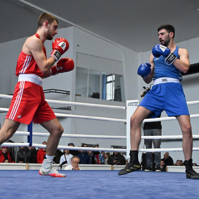 &lt;p&gt;Zagreb: Finalne borbe Prvenstva Hrvatske u boksu&lt;br&gt;
Na fotografiji: borba u kategoriji do Light Middle do 71 kg, Kresimir Petar Knezevic i Marijan Vujevic&lt;/p&gt;