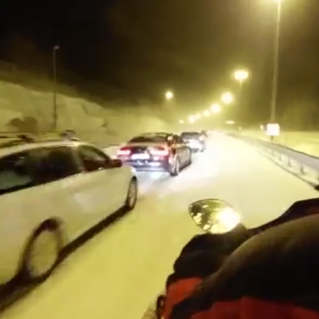 &lt;p&gt;HGSS-ovac se probija kroz snijeg do zakrčenih automobila na A1&lt;/p&gt;