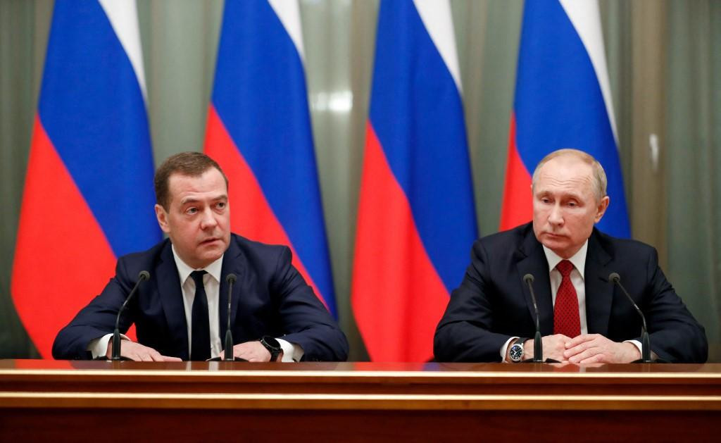 &lt;p&gt;Rame uz rame - Dmitrij Medvedev kao premijer i Vladimir Putin na sastanku ruske vlade 15. siječnja 2020.&lt;/p&gt;