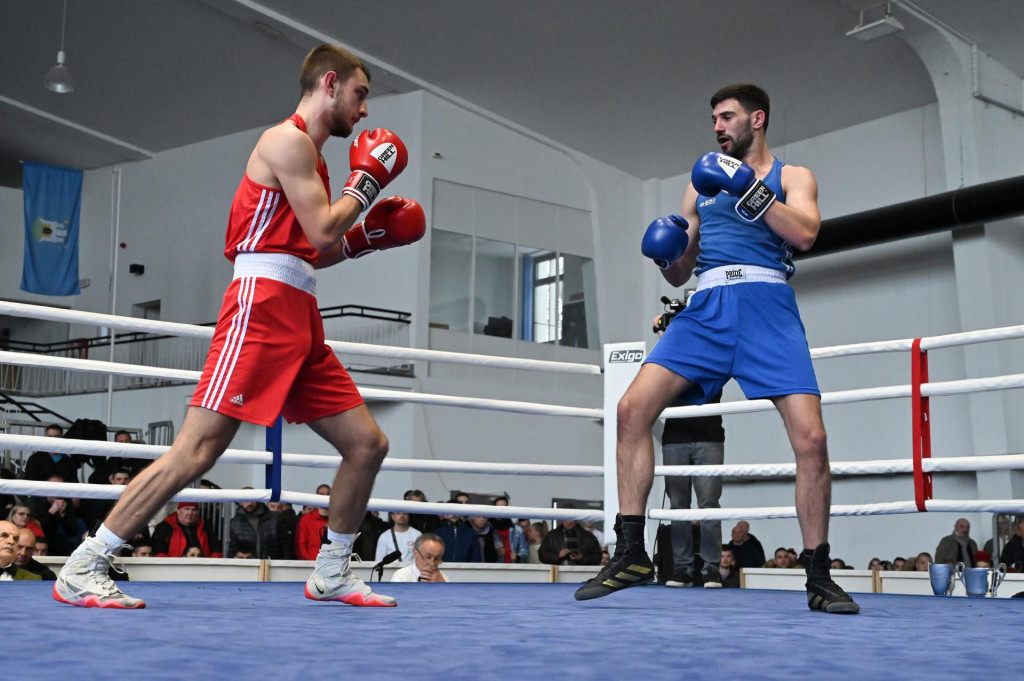 &lt;p&gt;Zagreb: Finalne borbe Prvenstva Hrvatske u boksu&lt;br&gt;
Na fotografiji: borba u kategoriji do Light Middle do 71 kg, Kresimir Petar Knezevic i Marijan Vujevic&lt;/p&gt;