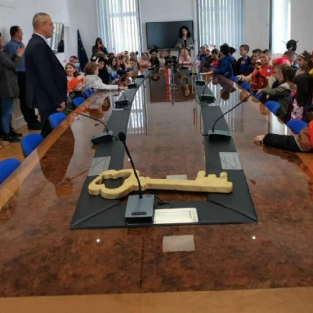 &lt;p&gt;Gradonačelnik Tomislav Bulić za stolom vrijednim preko 20.000 eura predaje vlast dječjim maškarama&lt;/p&gt;