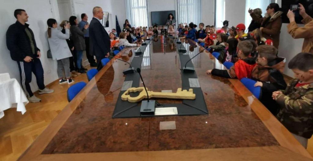 &lt;p&gt;Gradonačelnik Tomislav Bulić za stolom vrijednim više od 20 tisuća eura predaje vlast dječjim maškarama&lt;/p&gt;