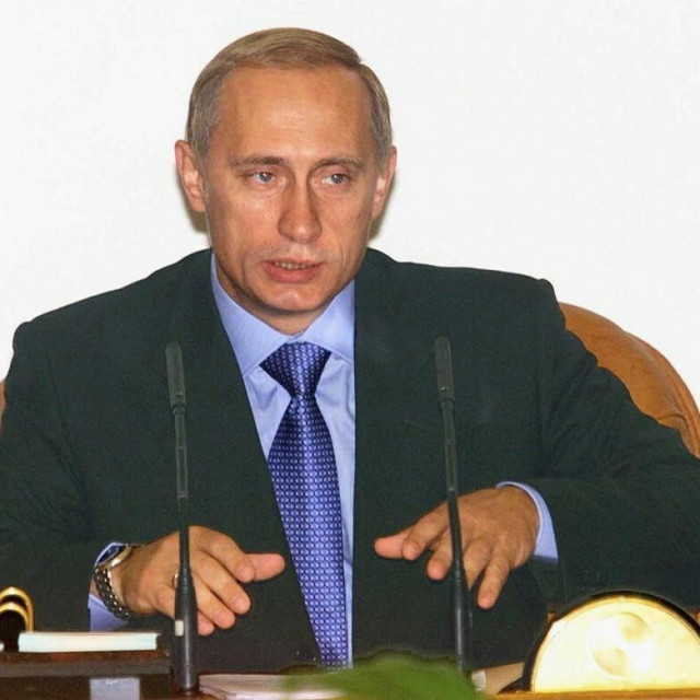 &lt;p&gt;Vladimir Putin kao premijer otvara prvu sjednicu ruske vlade 19. kolovoza 1999. godine. Prošlo je od tada dosta godina, ali karakter mu je ostao isti&lt;/p&gt;