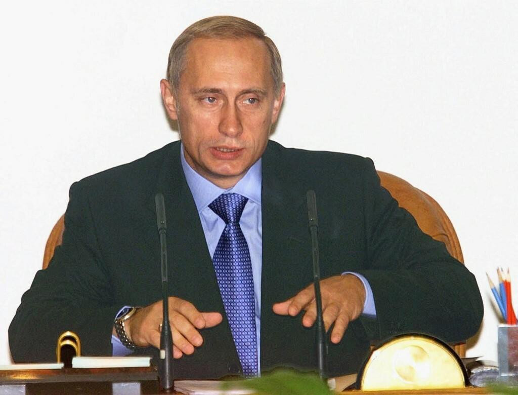 &lt;p&gt;Vladimir Putin kao premijer otvara prvu sjednicu ruske vlade 19. kolovoza 1999. godine. Prošlo je od tada dosta godina, ali karakter mu je ostao isti&lt;/p&gt;
