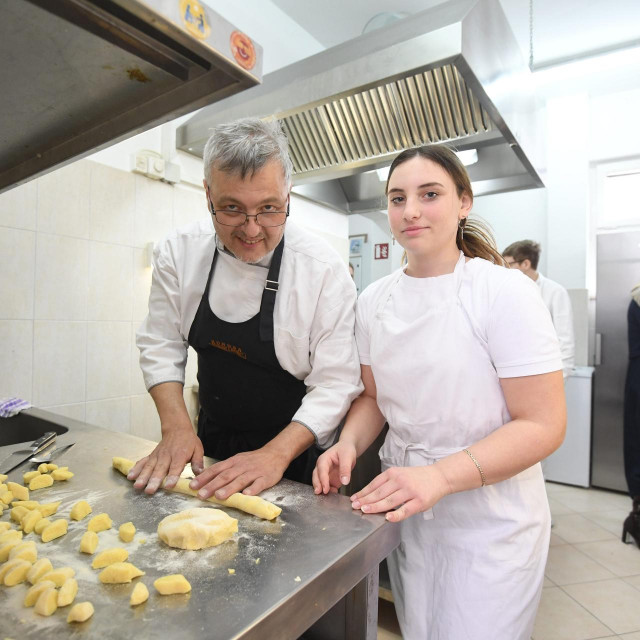 &lt;p&gt;Nastavnik kuhanja Ivan Cimperman i učenica prvog razreda smjera kuhar Marina Babačić pripremaju njoke&lt;/p&gt;