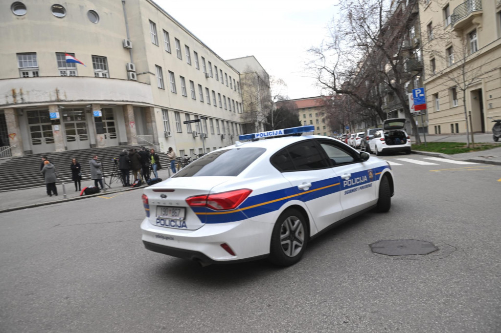 &lt;p&gt;Policijsko vozilo pred zagrebačkom školom u koju je upao učenik s mačetom&lt;/p&gt;