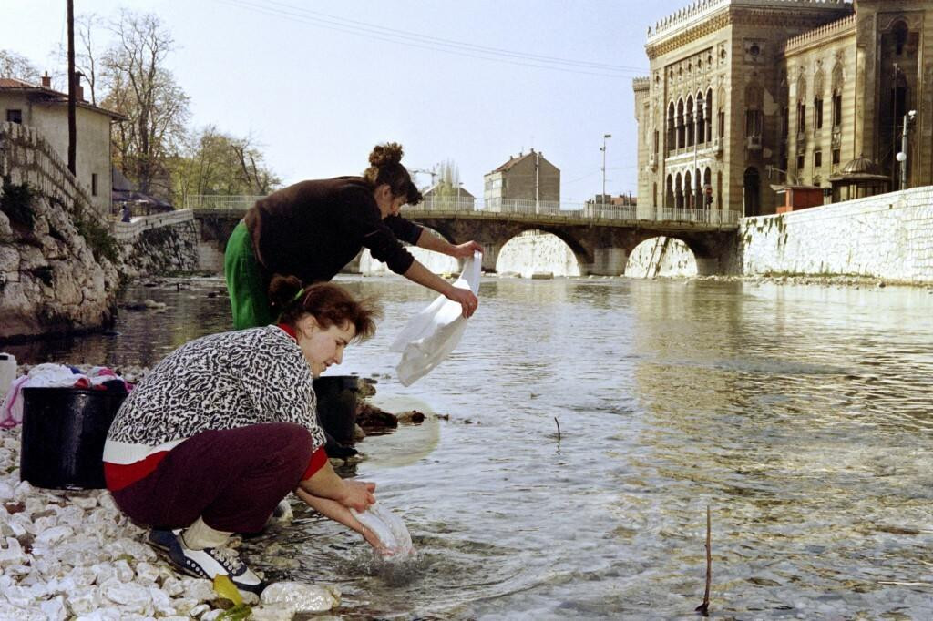 &lt;p&gt;Žene iz Sarajeva u ratu su prale odjeću u Miljacki&lt;/p&gt;