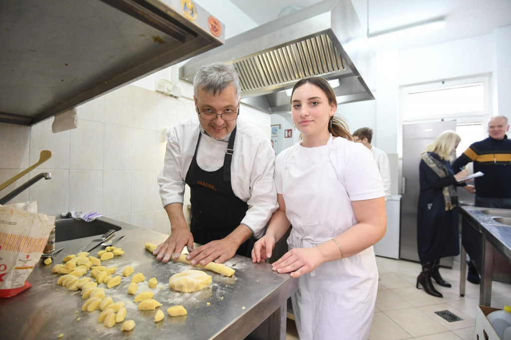 &lt;p&gt;Nastavnik kuhanja Ivan Cimperman i učenica prvog razreda smjera kuhar Marina Babačić pripremaju njoke&lt;/p&gt;
