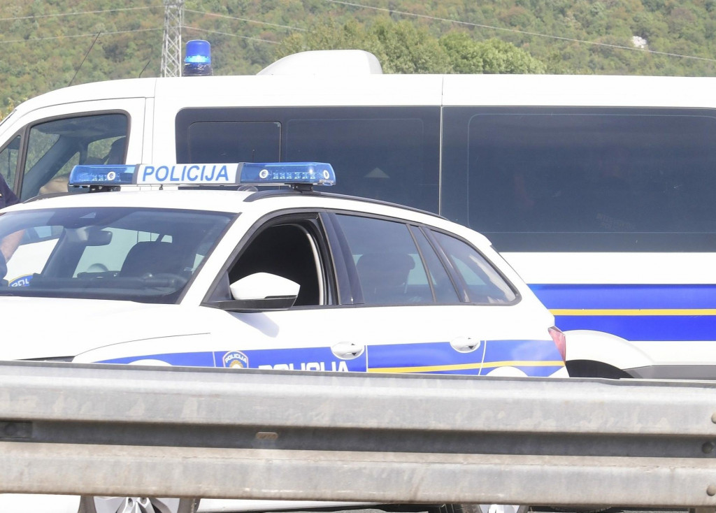 &lt;p&gt;Jadova, 280822.&lt;br&gt;
Guzva na autocesti A1 kod odmorista Jadova blizu Gospica zbog brojnih navijaca Hajduka koji putuju na utakmicu u Osijek. Doslo je i do sukoba s navijacima Dinama koji putuju na utakmicu u Sibenik, sto je sprijeceno policijskom intervencijom.&lt;br&gt;