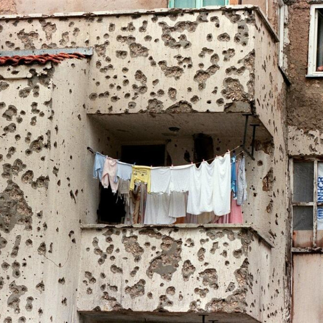 &lt;p&gt;Čisto rublje na balkonu u istočnom Mostaru 1996. godine&lt;/p&gt;