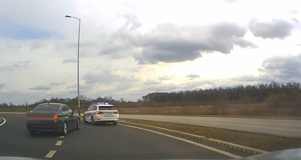 &lt;p&gt;Policija je zaustavila vozača BMW-a, ali u kružnom toku&lt;br&gt;
 &lt;/p&gt;