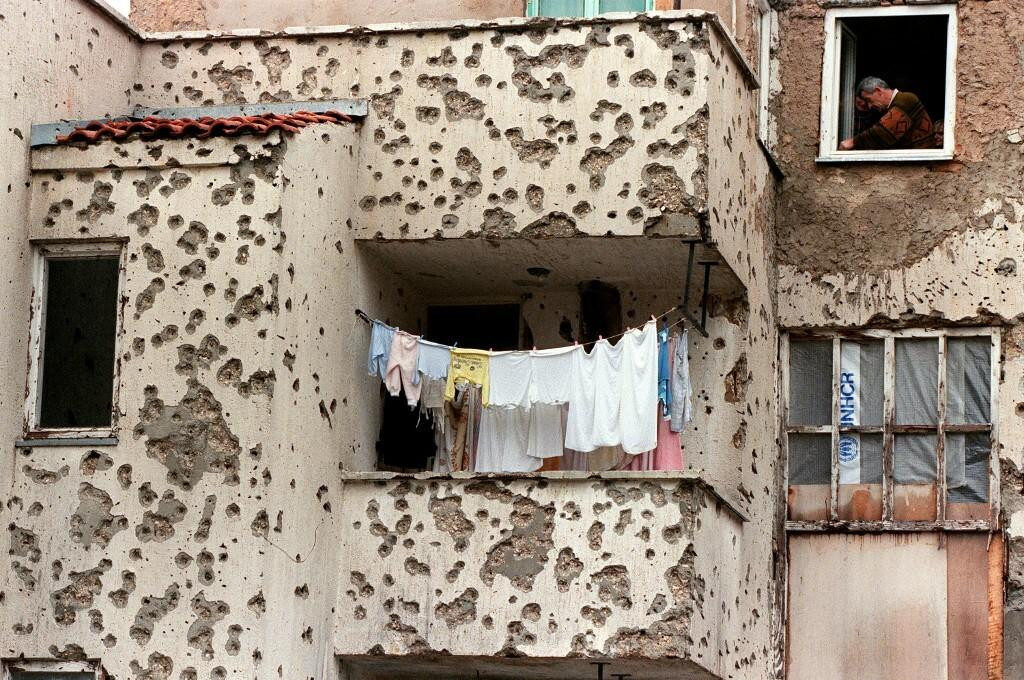 &lt;p&gt;Čisto rublje na balkonu u istočnom Mostaru 1996. godine&lt;/p&gt;