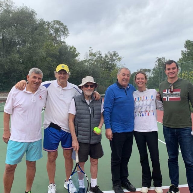 &lt;p&gt;S Giaconnijeva teniskog terena: Boris Milutin, dr. Giaconni, fra Ivan, Ivo Mikuličin, Joanne Giaconni i Petar Mikuličin&lt;/p&gt;
