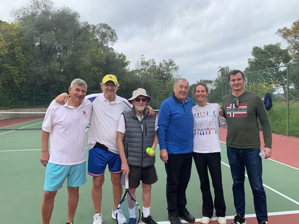 &lt;p&gt;S Giaconnijeva teniskog terena: Boris Milutin, dr. Giaconni, fra Ivan, Ivo Mikuličin, Joanne Giaconni i Petar Mikuličin&lt;/p&gt;