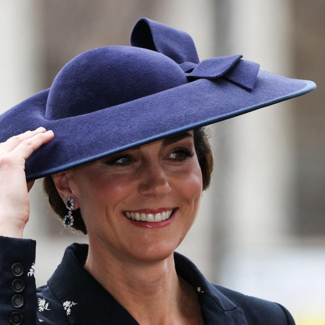 &lt;p&gt;Princeza Kate morala je čuvati šešir od naleta jakog vjetra&lt;/p&gt;