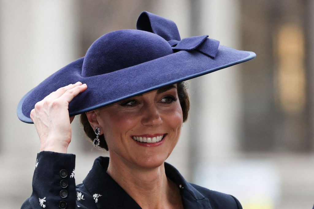 &lt;p&gt;Princeza Kate morala je čuvati šešir od naleta jakog vjetra&lt;/p&gt;