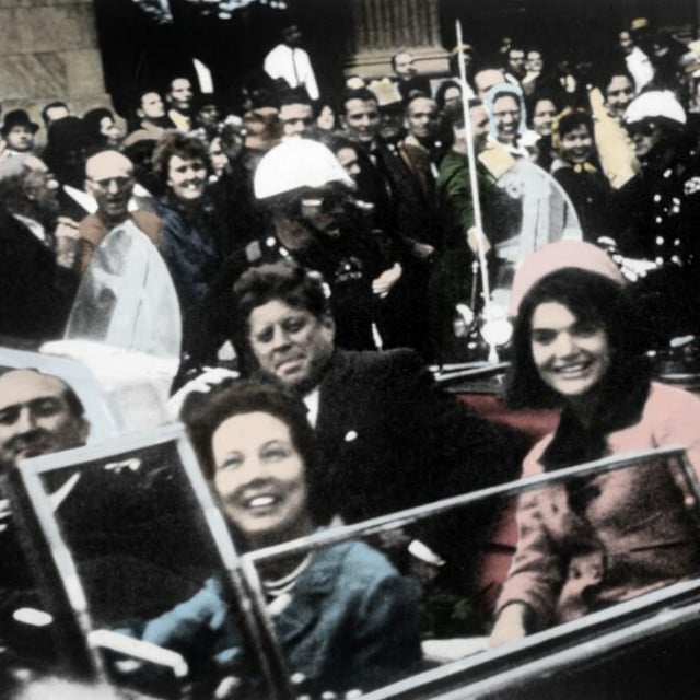 &lt;p&gt;John i Jackie Kennedy u automobilu u Dallasu nedugo prije njegova ubojstva, koje je i danas puno nepoznanica i teorija&lt;/p&gt;