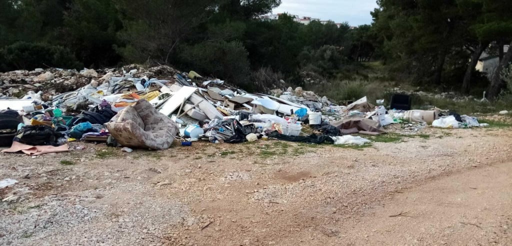 &lt;p&gt;Ilegalni deponij smeća - Općina je prekršiteljima odlučila stati na kraj &lt;/p&gt;
