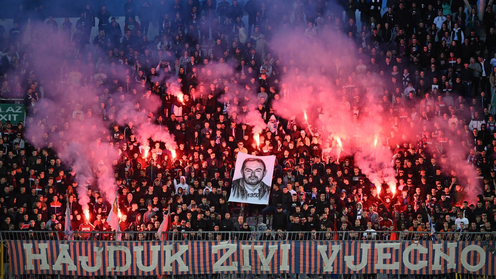 Slobodna Dalmacija Torcida U Ti Ini Odala Po Ast Legendarnom Borisu Jelovi U U I Cijeli