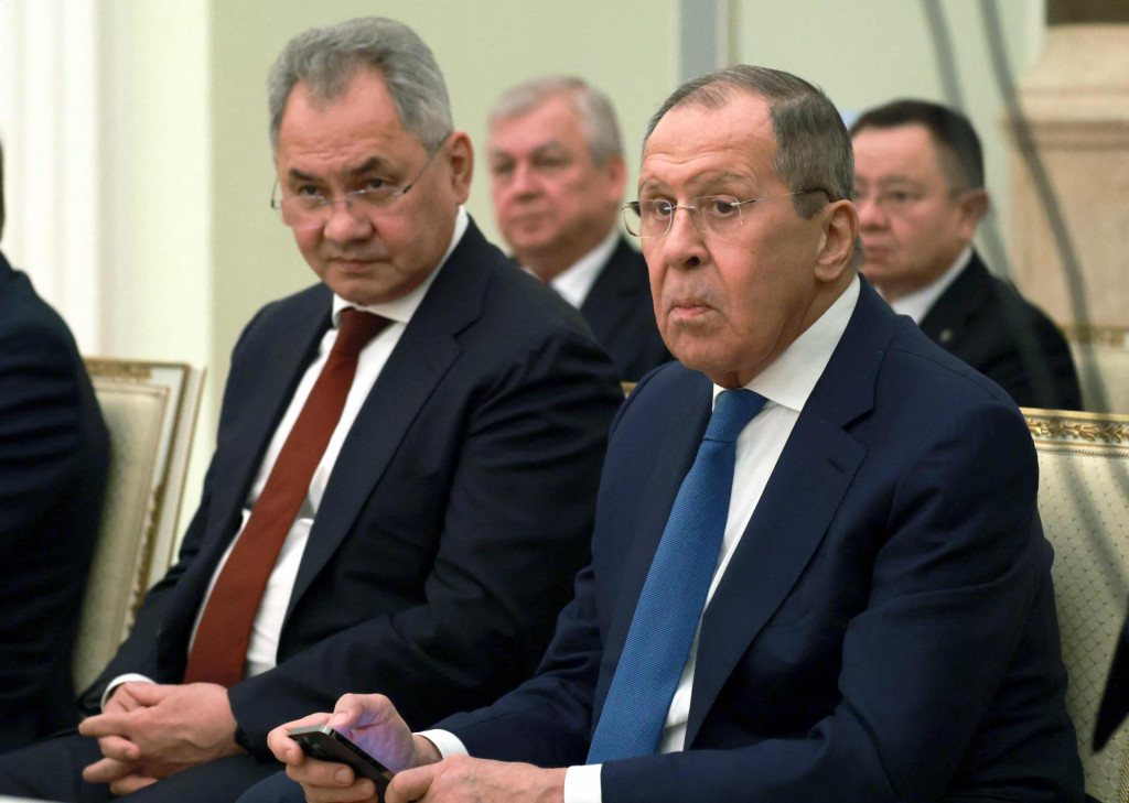 &lt;p&gt;Vladimir Putin je fenomen, čovjek koji u provođenju ratnih zločina ima nekoliko desnih ruku, na slici su dvije - Šojgu i Lavrov&lt;/p&gt;