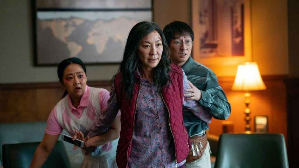 &lt;p&gt;Michelle Yeoh (u sredini), Stephanie Hsu kao njezina filmska kći Joy Wang i Ke Huy Kwan kao suprug Waymond Wang&lt;/p&gt;