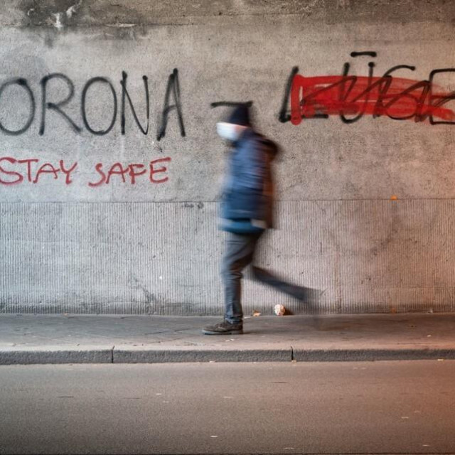 &lt;p&gt;Grafitni rat: ‘Korona = laž‘ - ‘Ostani siguran‘&lt;/p&gt;
