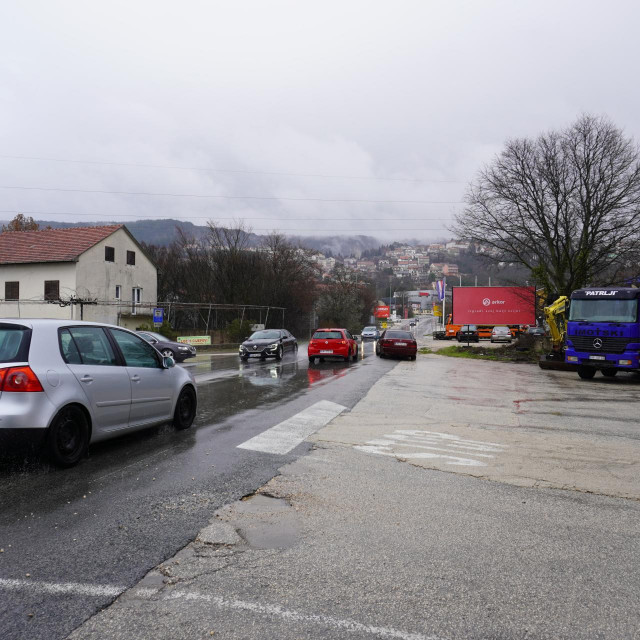 &lt;p&gt;Križanje kod Vukadinovića kuća već je desetljećima opasna lokacija na državnoj cesti Trilj - Cista Provo - Imotski&lt;/p&gt;