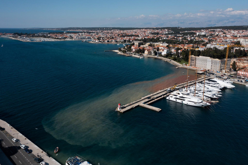&lt;p&gt;Zadar, 210323.&lt;br&gt;
Prilikom radova na izgradnji buduceg Hyatt hotela Maraska, doslo je do zamucenja mora zemljanim materijalom sa gradilista.&lt;br&gt;