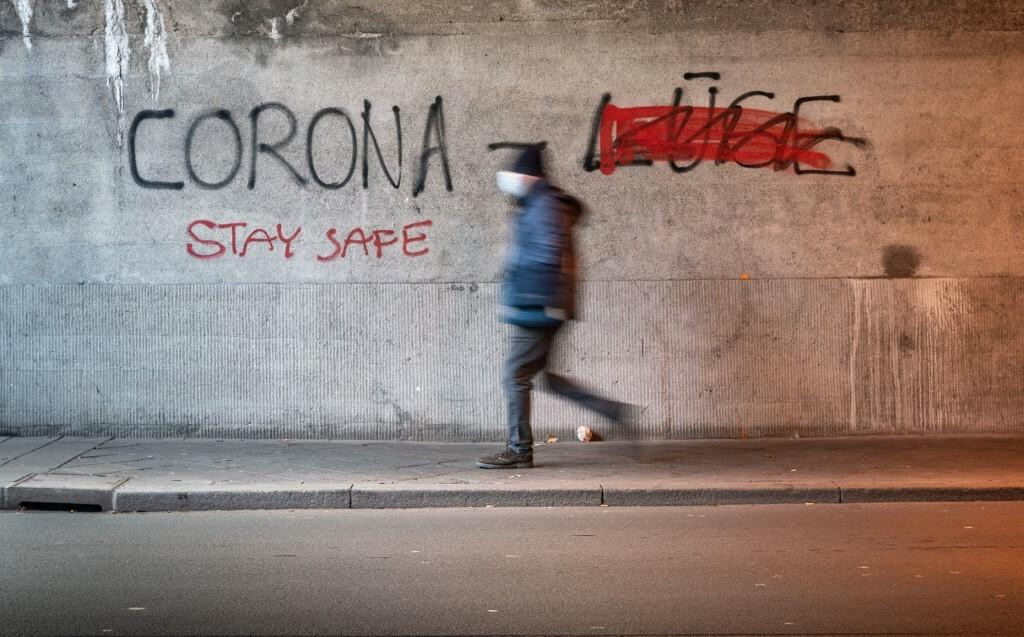 &lt;p&gt;Grafitni rat: ‘Korona = laž‘ - ‘Ostani siguran‘&lt;/p&gt;