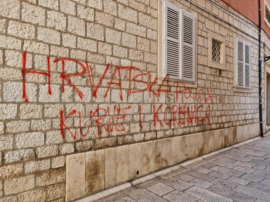&lt;p&gt;grafit na kamenom zidu kod Konzervatorskog odijela&lt;/p&gt;