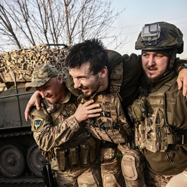 &lt;p&gt;Ukrajinski vojnici u Bahmutu nose ranjenog suborca&lt;/p&gt;