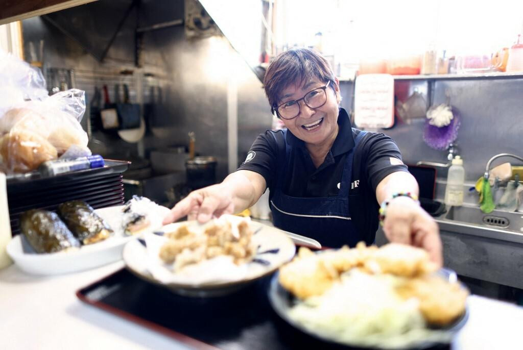 &lt;p&gt;Rieko Arihama, nasmiješena vlasnica restorana na Okinawi s lokalnim specijalitetima. Usput, 70 joj je godina (ilustracija)&lt;/p&gt;