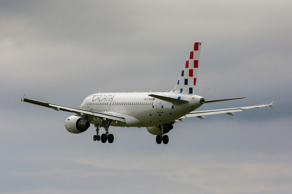 &lt;p&gt;Pula, 071222.&lt;br&gt;
Piloti hrvatske aviokompanije Croatia Airlines vjezbaju slijetanje i polijetanje na pulskom aerodromu.&lt;br&gt;