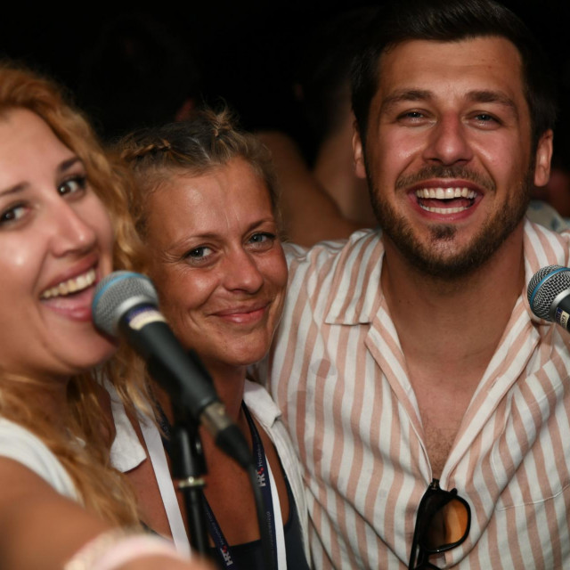 &lt;p&gt;Alen Đuras s kolegicom iz ‘The Voicea‘ Ivu Ajduković na trajektu za Korčulu prošlog ljeta, gdje se pjevalo za Olivera, kao i u Veloj Luci na koncertu ‘Trag u beskraju‘&lt;/p&gt;