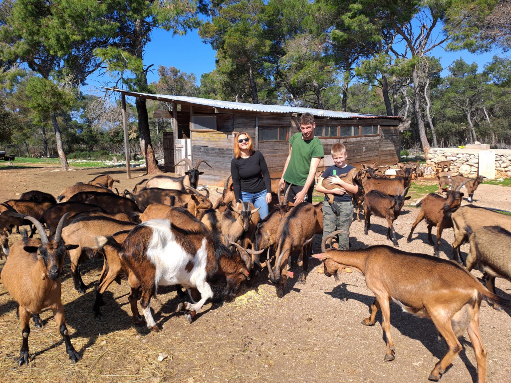 &lt;p&gt;Obitelj Lupi - Rino, Diana i sin Tin - na farmi koza na predjelu Kabal kod Staroga Grada na Hvaru&lt;/p&gt;