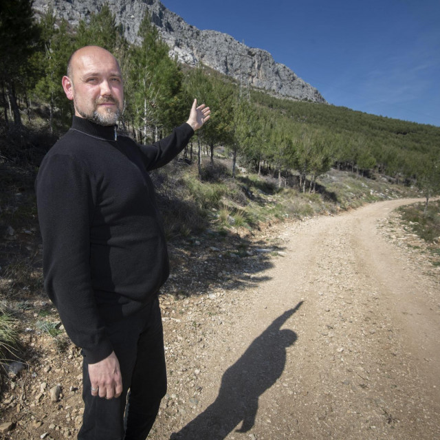 &lt;p&gt;Ante Taraš, voditelj splitske ispostave Hrvatskih šuma, na lokaciji podno Kozjaka, gdje je ukazao na pravilan odnos prema šumama i na njihovo održavanje&lt;br&gt;
 &lt;/p&gt;
