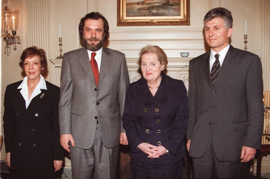 &lt;p&gt;Vuk Drašković (drugi slijeva) snimljen u društvu bivše američke državne tajnice Madeleine Albright, Vesne Pešić i Zorana Đinđića, kao dio oporbe režimu Slobodana Miloševića&lt;/p&gt;