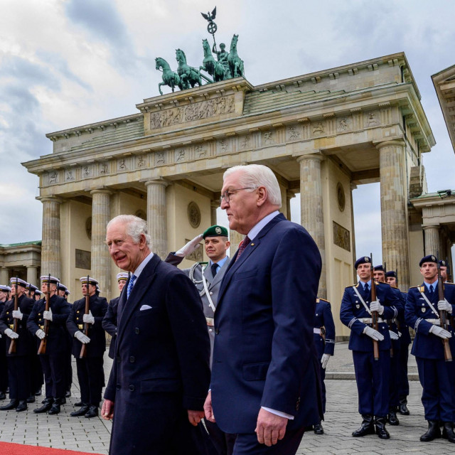 &lt;p&gt;Kralj Charles III. i njemački predsjednik Frank-Walter Steinmeier obilaze počasnu stražu u Berlinu&lt;/p&gt;

&lt;p&gt; &lt;/p&gt;