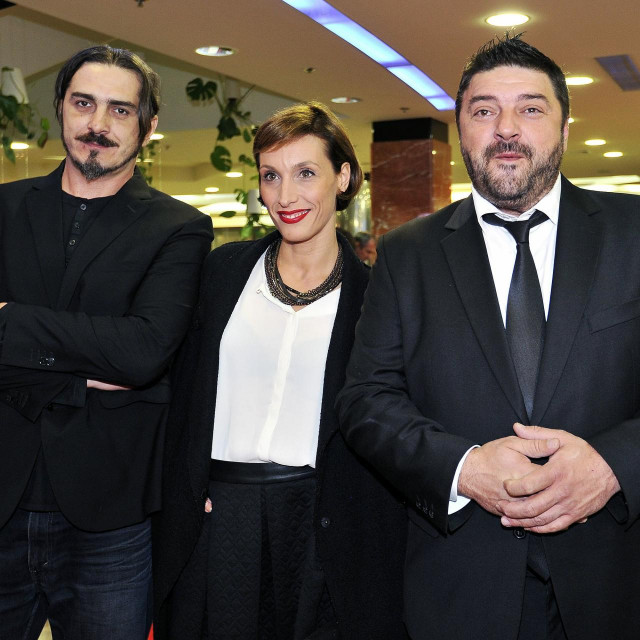 &lt;p&gt;Feđa Štukan u društvu Larise i Gorana Navojca na premijeri filma ”Savršen dan” 2015. godine&lt;/p&gt;