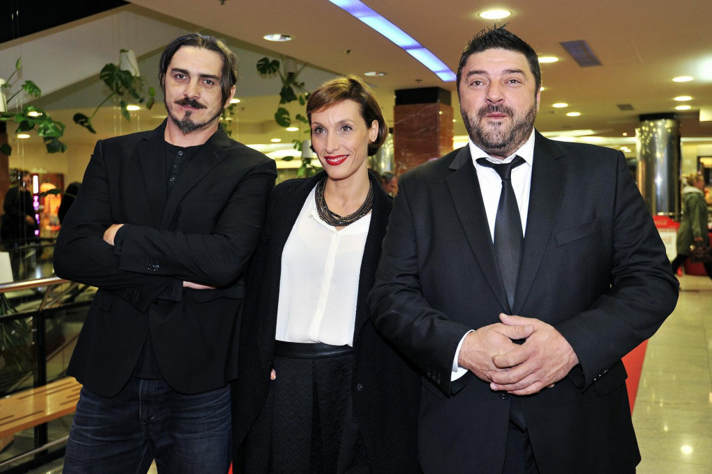 &lt;p&gt;Feđa Štukan u društvu Larise i Gorana Navojca na premijeri filma ”Savršen dan” 2015. godine&lt;/p&gt;