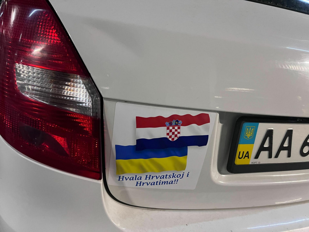 &lt;p&gt;Naljepnica na ukrajinskom automobilu u Splitu&lt;/p&gt;