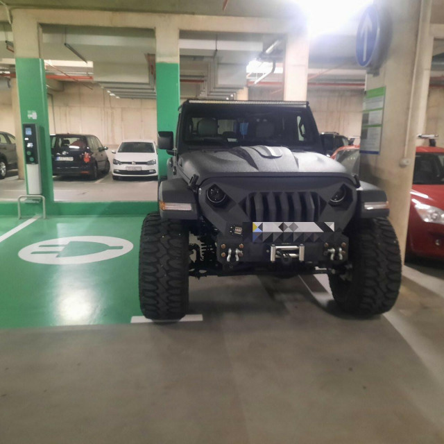 &lt;p&gt;skupocjeni Jeep u garaži&lt;/p&gt;