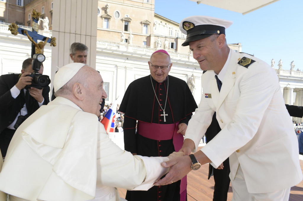 &lt;p&gt;Papa Frane, u nazočnosti vojnog biskupa Jure Bogdana pozdravlja Marka Bralića voditelja klape ‘Sveti Juraj‘&lt;/p&gt;
