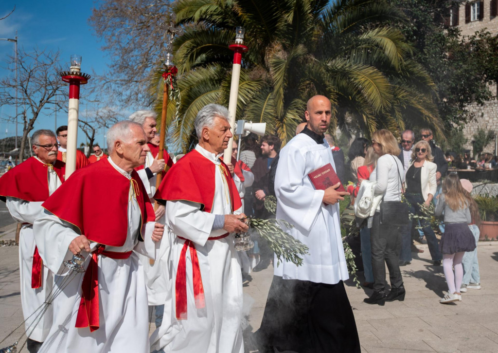 &lt;p&gt;Cvjetnica se danas slavila i sibenskim crkvama, a na trgu ispred zgrade zupanijske uprave, biskup Tomislav Rogic blagoslovio je maslinove grancice koje su potom vjernici nosili u procesiji do katedrale gdje je sluzena misa.&lt;br&gt;
 &lt;/p&gt;