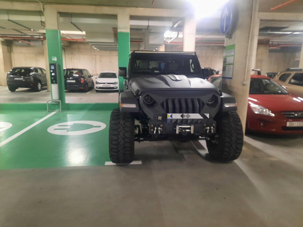 &lt;p&gt;skupocjeni Jeep u garaži&lt;/p&gt;