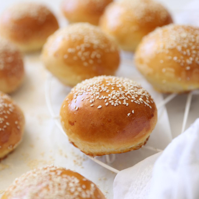 &lt;p&gt;Homemade freshly baked plain golden brown soft hamburger buns topped with sesame seeds against white background. copy space flat lay, top view. Homebaking, freshness, bbq concept&lt;/p&gt;