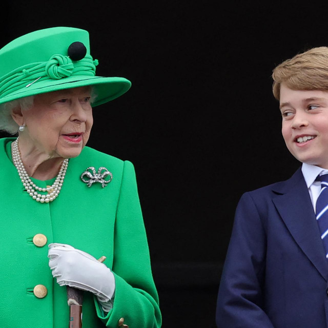 &lt;p&gt;Princ George s pokojnom prabakom, kraljicom Elizabetom II., na balkonu Buckinghamske palače tijekom prošlogodišnje proslave njezinog platinastog jubileja&lt;/p&gt;