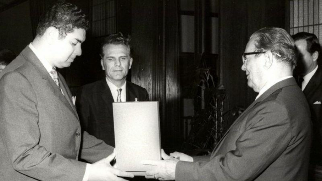 &lt;p&gt;Rolović 1970. kao zamjenik ministra vanjskih poslova (u sredini) na Brijunima tijekom oproštajne posjete ambasadora Libije, Ali Suni Muntasera, kod predsjednika Tita&lt;/p&gt;